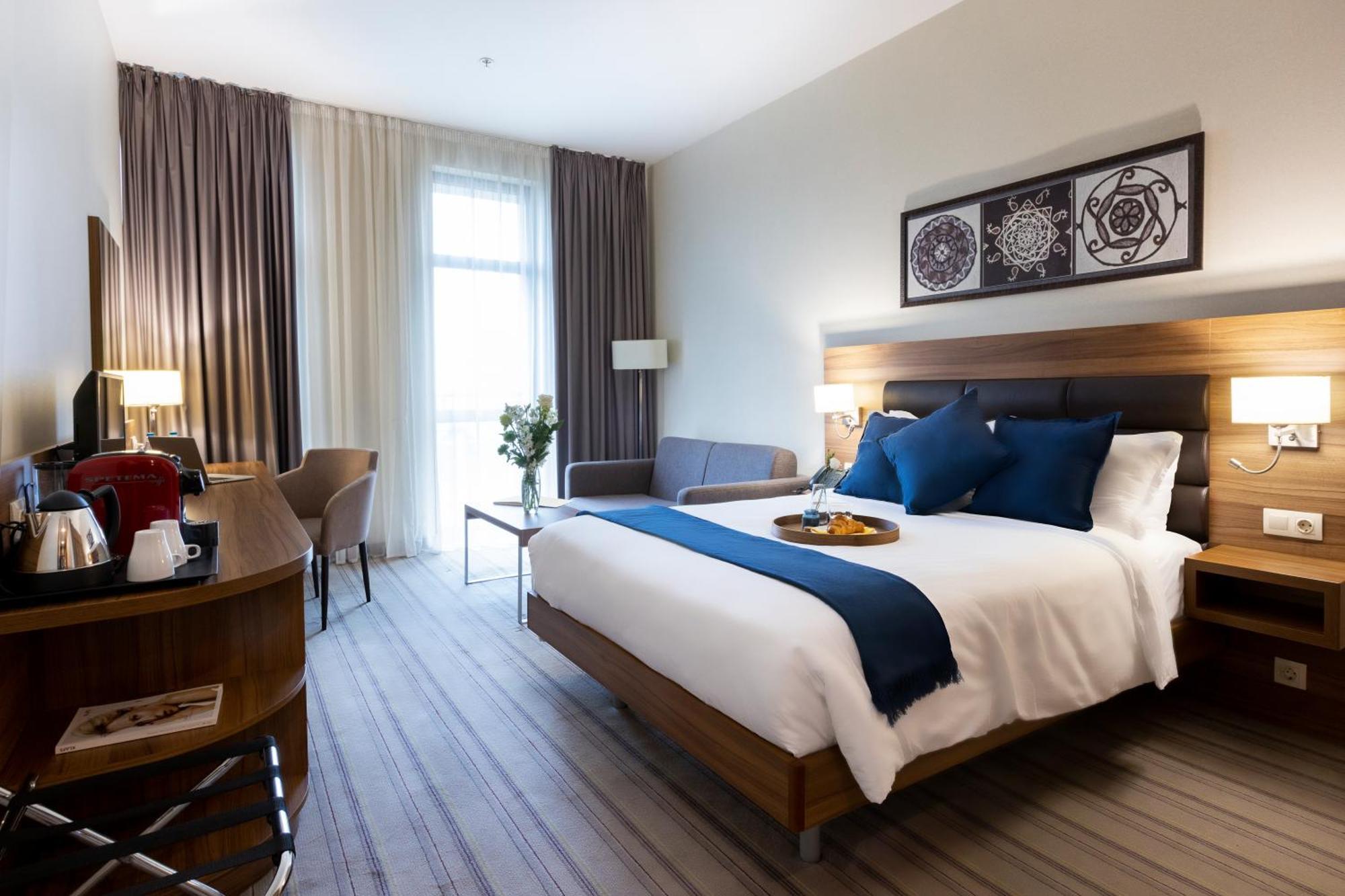 Premier Airport Hotel 4*